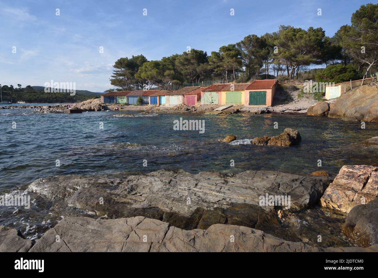 Vieux hangars colorés sur la rive près de la plage ou de la plage de Bregançon en face du fort et de l'île de Bregançon Bormes-les-Mimosas Var Provence france Banque D'Images