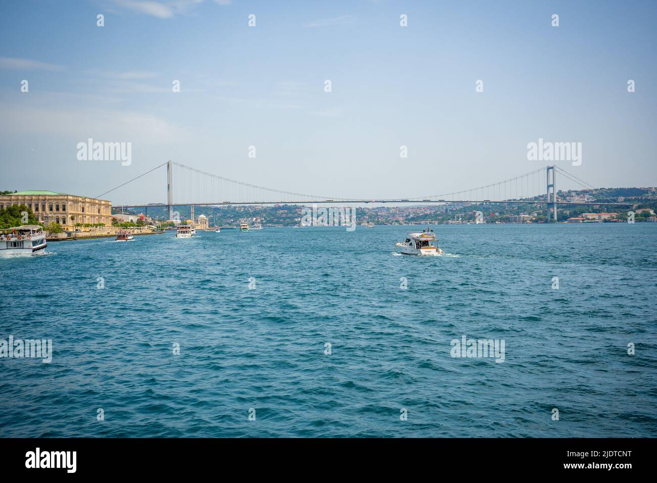 Istanbul, Turquie - 29 mai 2022 : le pont du Bosphore et les bateaux à Istanbul, Turquie Banque D'Images