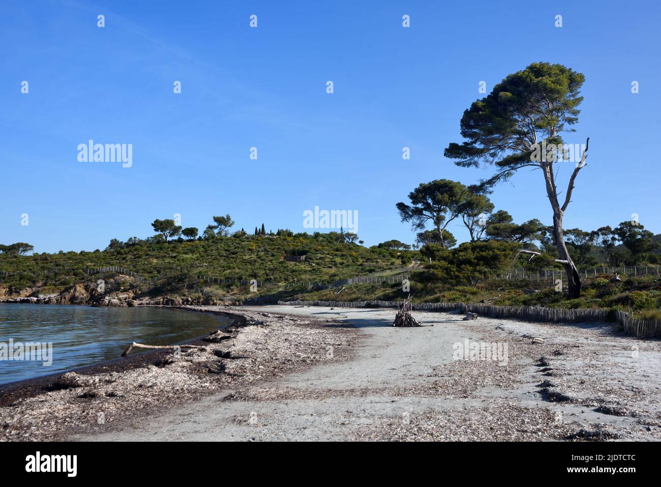 Plage déserte de Cabasson sur le sentier côtier ou Sentier du littoral Bormes-les-Mimosas Var Provence France Banque D'Images