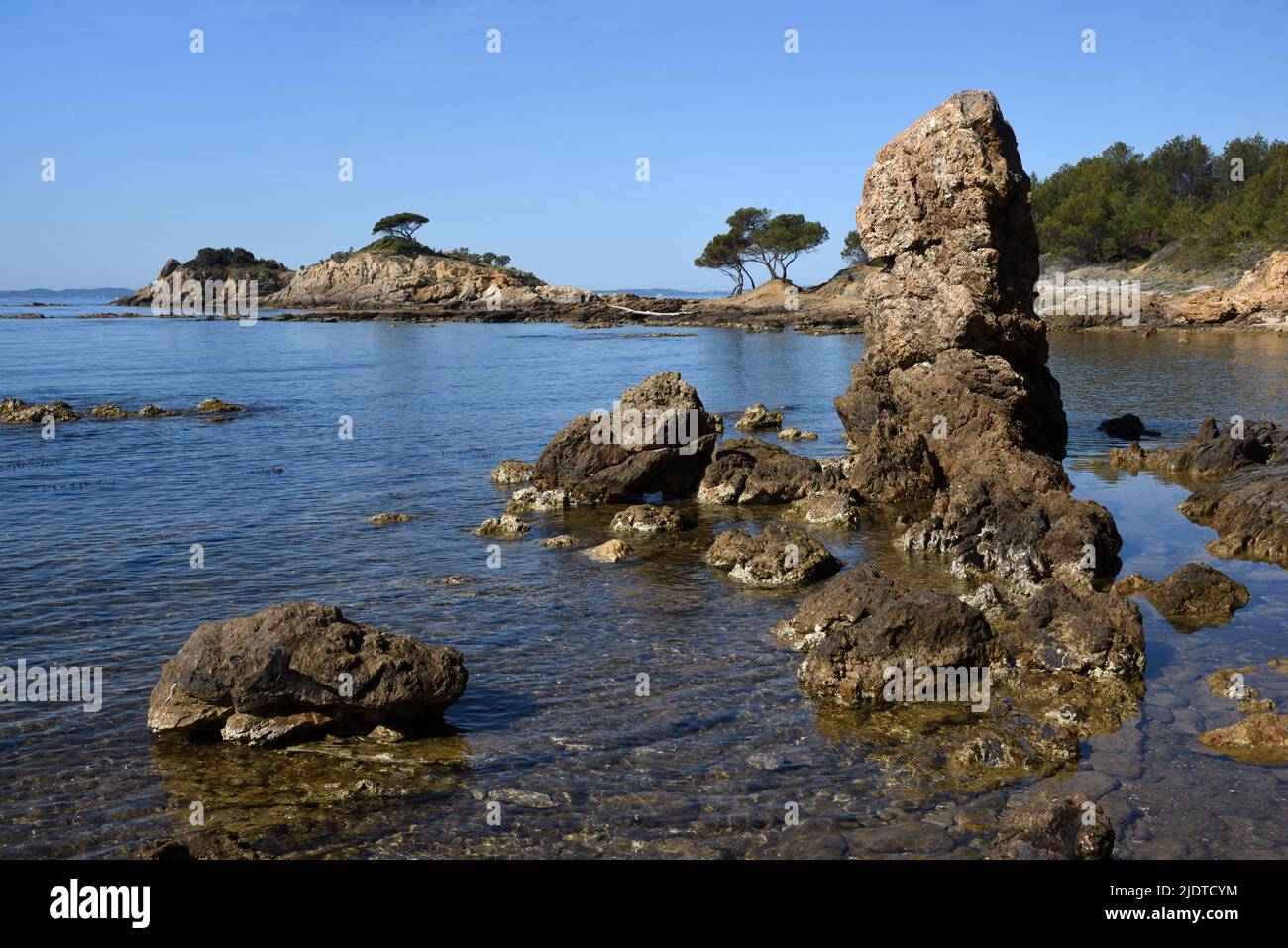 Rocky Seashore, Rock Stack et formations rocheuses à Estagnol sur la côte méditerranéenne entre Hyères et Bormes-de-Mimosas Côte d'Azur Côte d'Azur Banque D'Images
