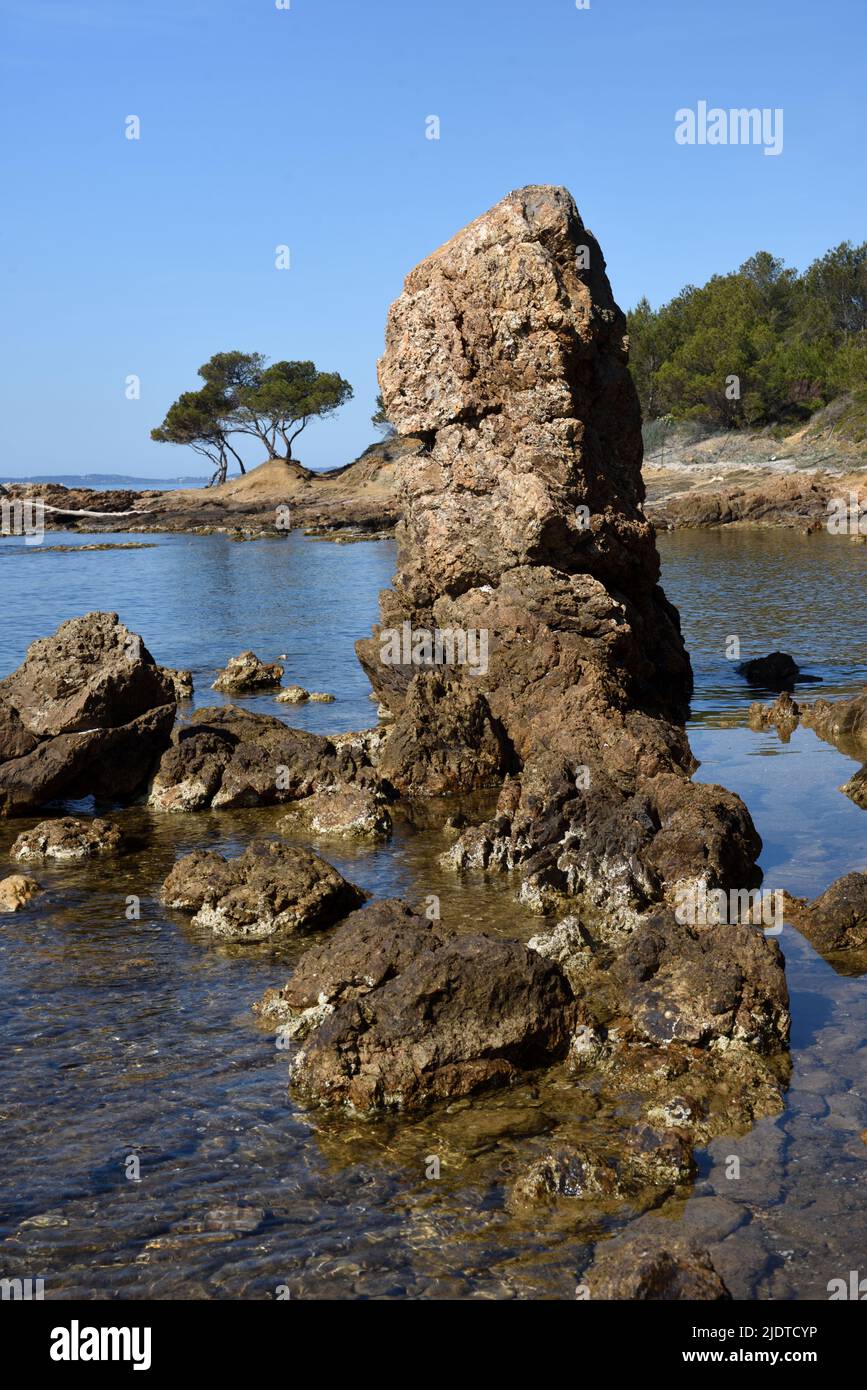 Rocky Seashore, Rock Stack et formations rocheuses à Estagnol sur la côte méditerranéenne entre Hyères et Bormes-de-Mimosas Côte d'Azur Côte d'Azur Banque D'Images