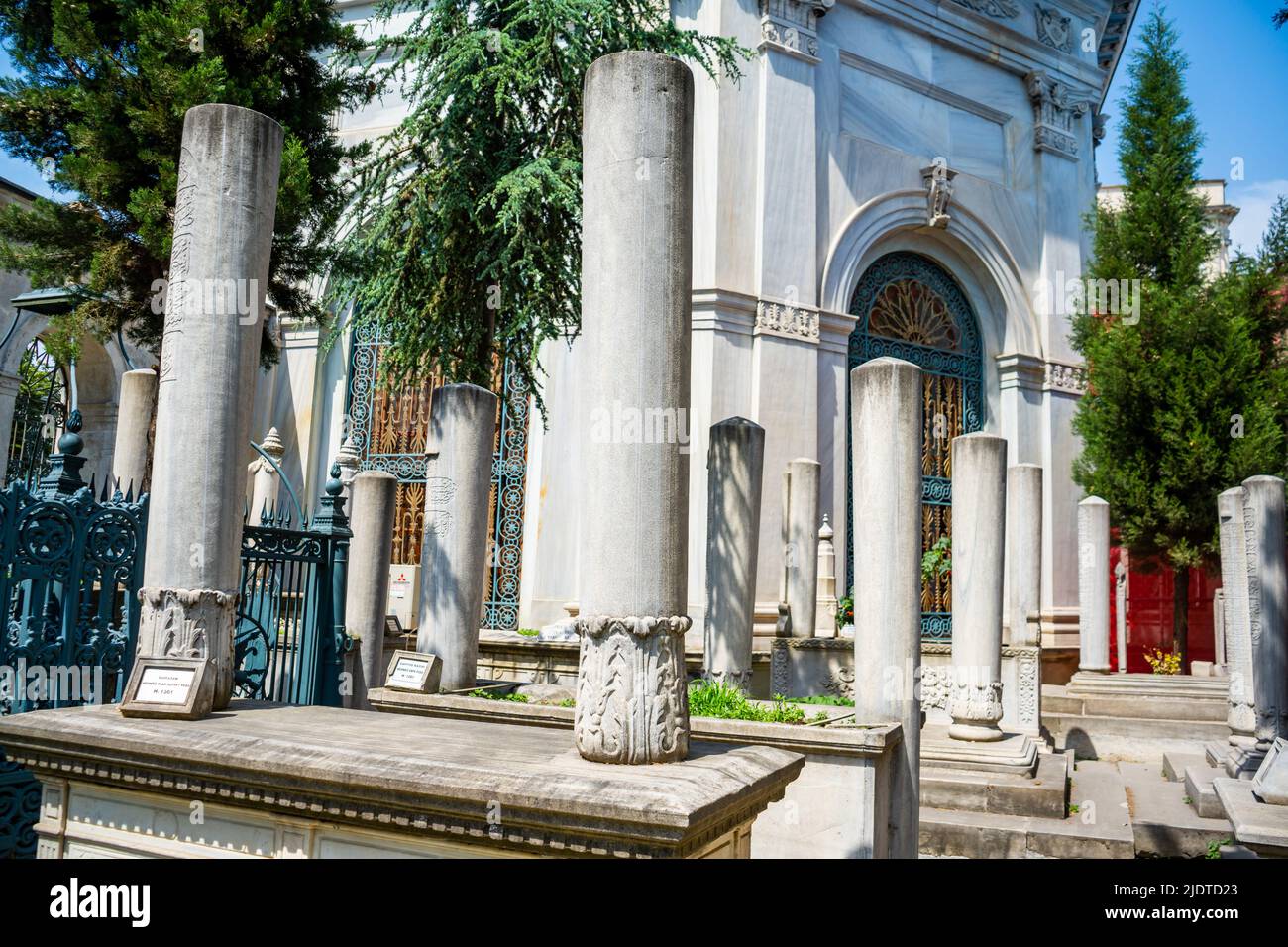 Istanbul, Turquie - 29 mai 2022 : ancien cimetière avec tombes en marbre et tombe de Mahmud II à Istanbul, Turquie Banque D'Images