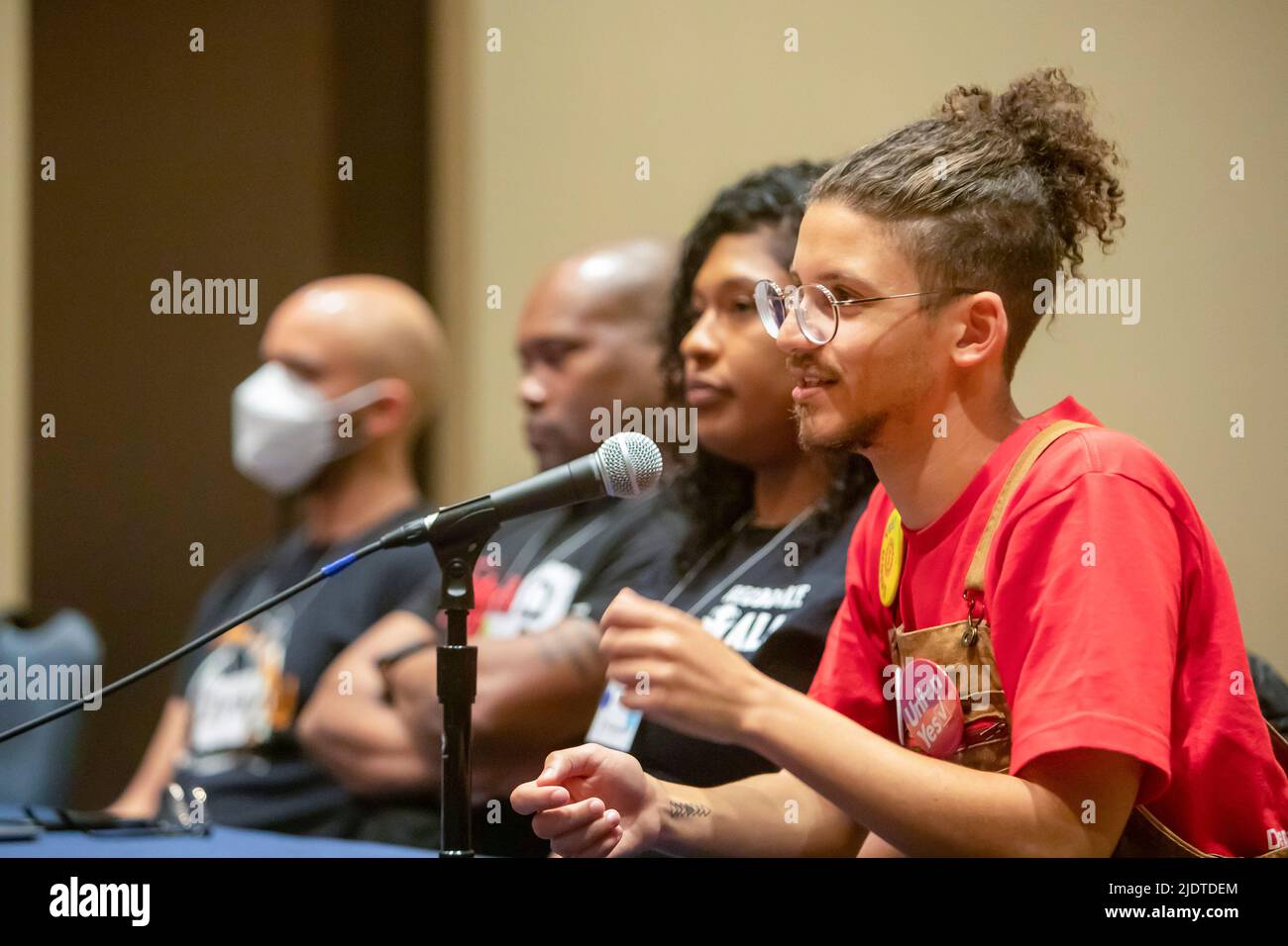 Chicago, Illinois - les employés d'Amazon discutent de la façon dont ils travaillent pour unialiser l'entreprise lors de la conférence Labor Notes 2022. Quatre mille rang et fichier Banque D'Images