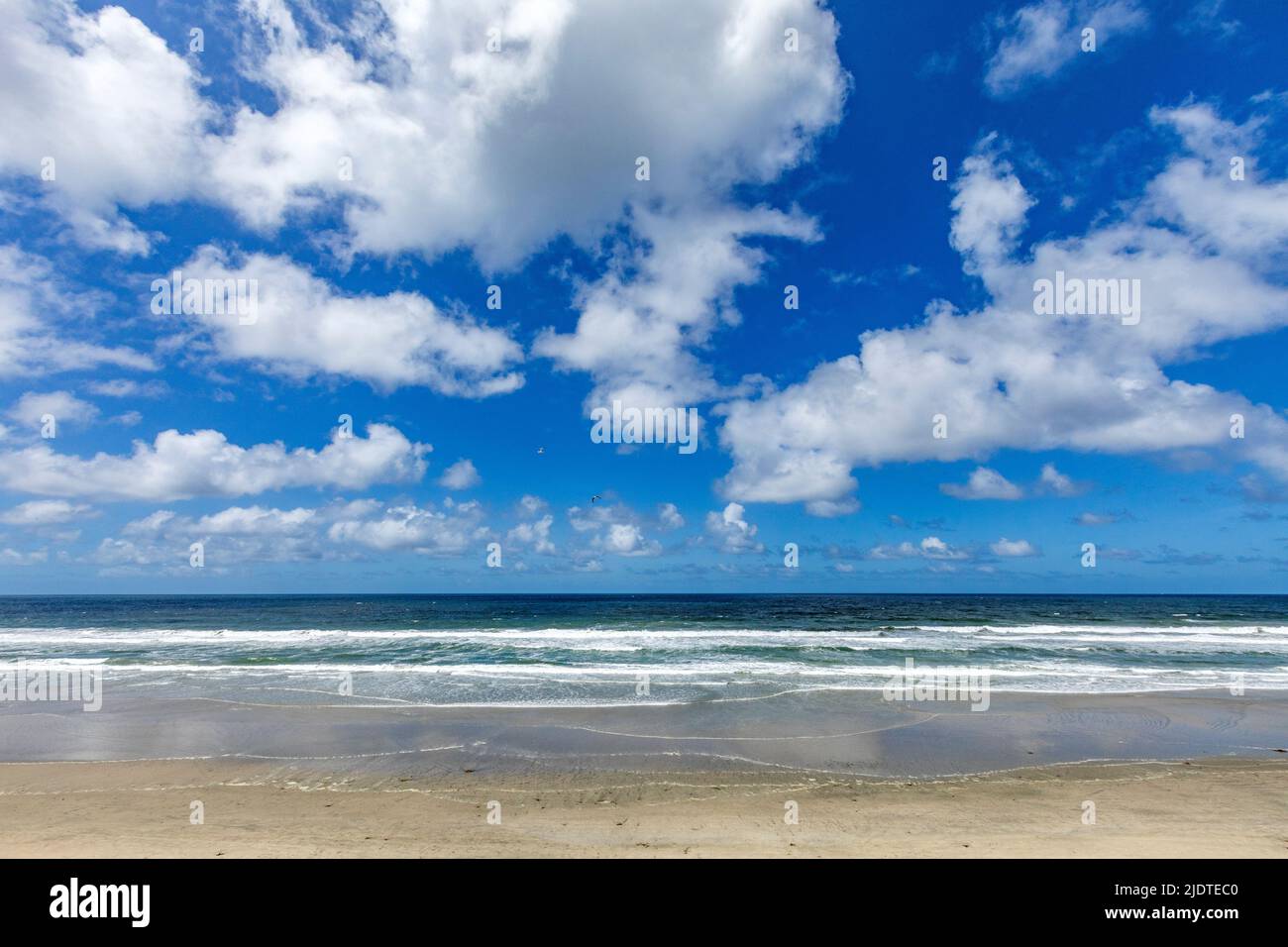 Nuages blancs sur ciel bleu au bord de la mer Banque D'Images