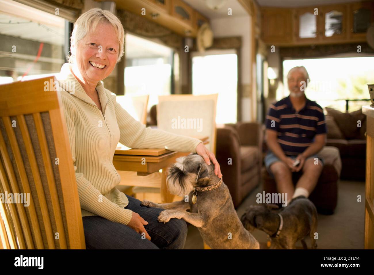 Couple d'âge mûr de l'Idaho avec leurs chiens dans leur camping-car garé pour l'hiver en Arizona Banque D'Images