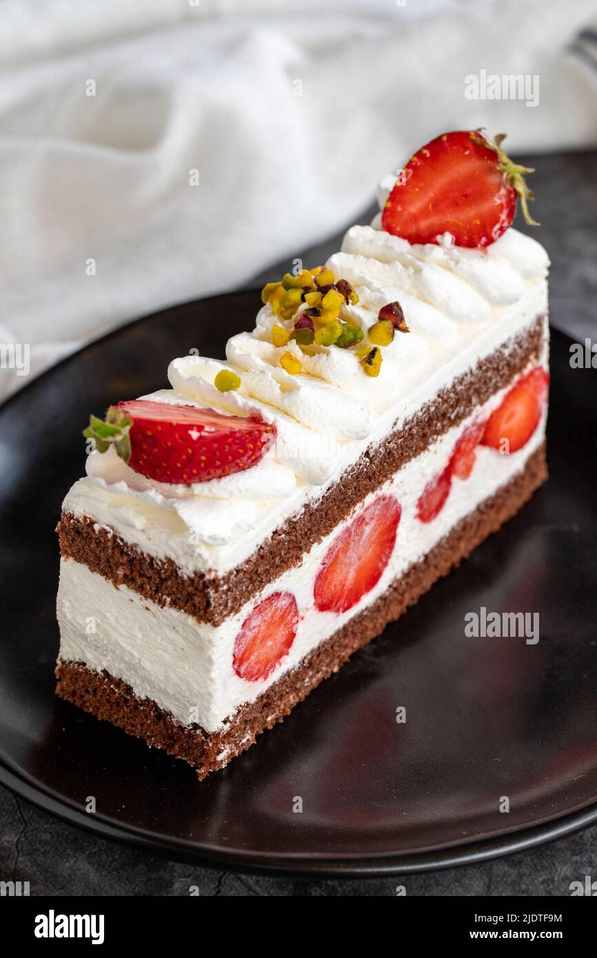 Gâteau aux fraises. Gâteau avec garniture à la crème au milieu. Spécialités turques. Desserts traditionnels délicieux. Gros plan Banque D'Images