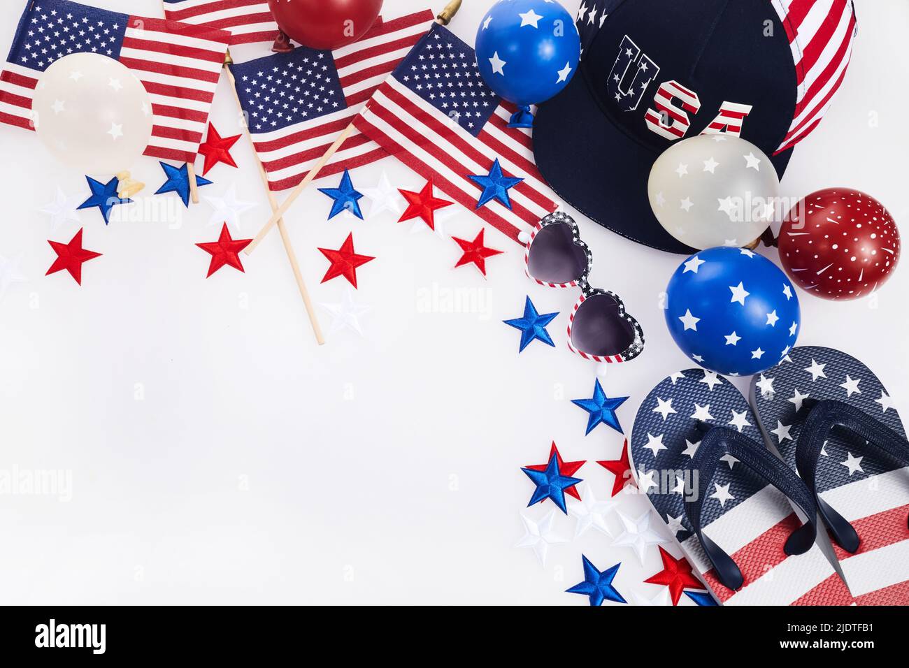 Arrière-plan du jour de l'indépendance avec drapeaux américains, ballons, étoiles. cadre du 4th juillet Banque D'Images