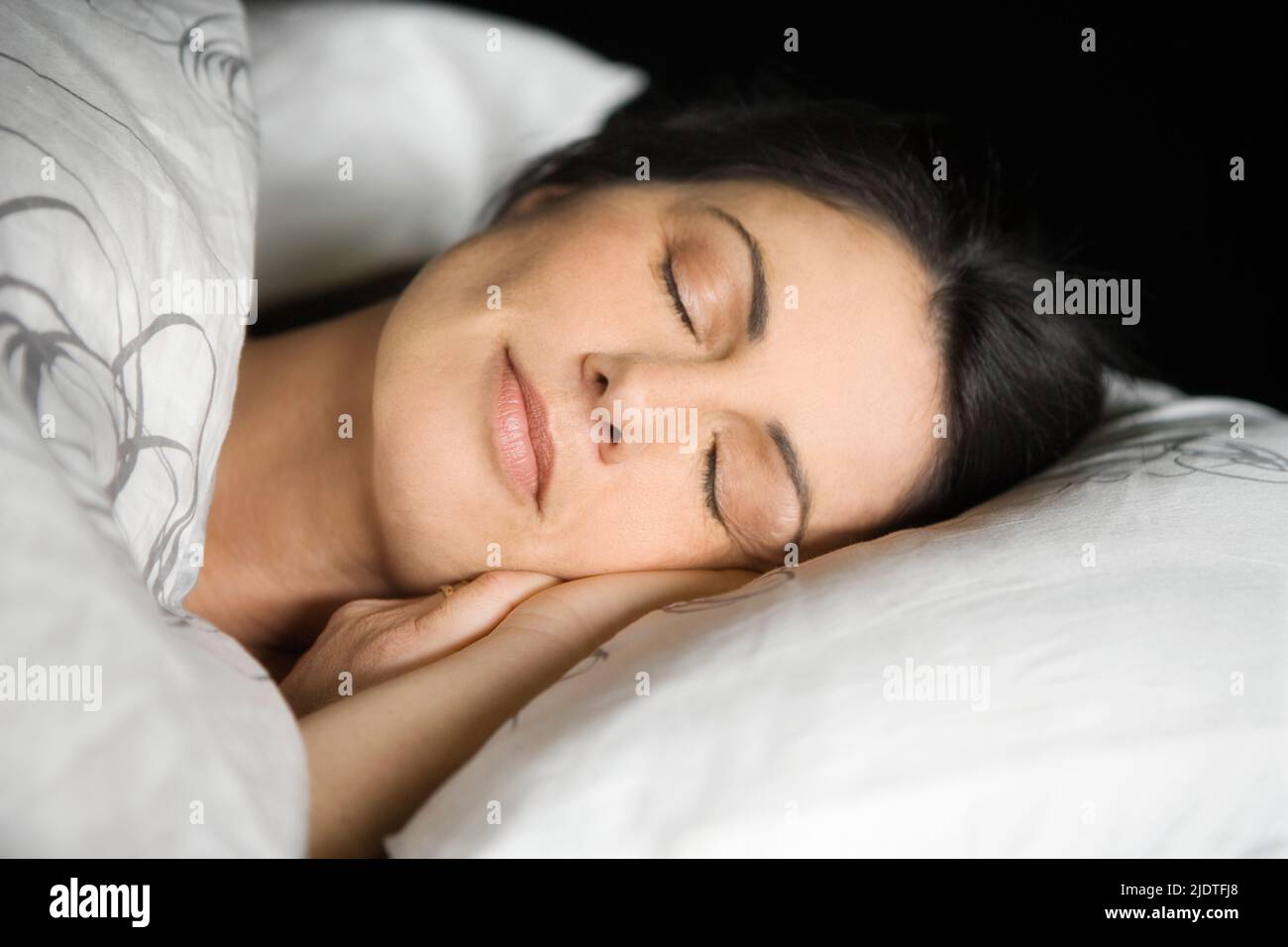 Woman sleeping in bed Banque D'Images