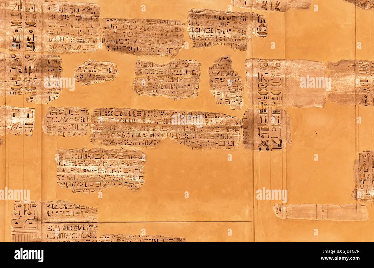 Sculptures hiéroglyphiques dans le temple de Louxor, temple de Karnak, Égypte Banque D'Images