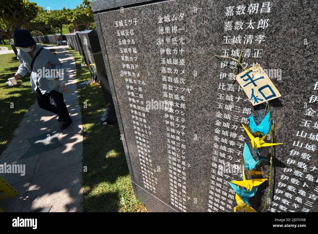 Itoman, Japon. 23rd juin 2022. Une famille endeuillée est vue marcher jeudi au Parc commémoratif de la paix à Itoman, préfecture d'Okinawa, au Japon, à 23 juin 2022. Photo par Keizo Mori/UPI crédit: UPI/Alay Live News Banque D'Images