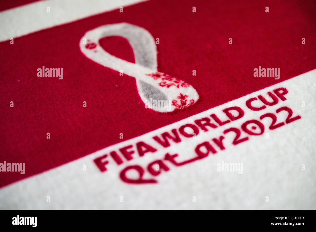 PARIS, FRANCE, JUILLET 23 : logo officiel de la coupe du monde de la FIFA au Qatar 2022, tapis rouge. Arrière-plan de la bannière football, espace de montage. Championnat du monde de football Banque D'Images