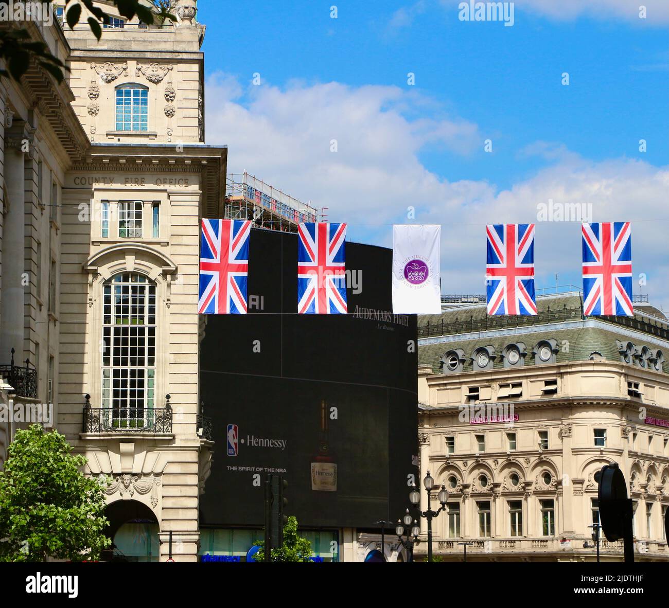 Piccadilly Circus annonçant des écrans numériques avec Union Jacks pour les célébrations du Jubilé de platine Londres Angleterre UKjuin 2022 Banque D'Images