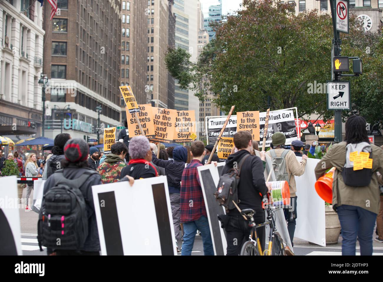 Manhattan, New York, États-Unis - 26 octobre. 2019 : manifestation de Donald Trump à New York, des gens qui marchent à travers Manhattan vers la tour de Trump Banque D'Images