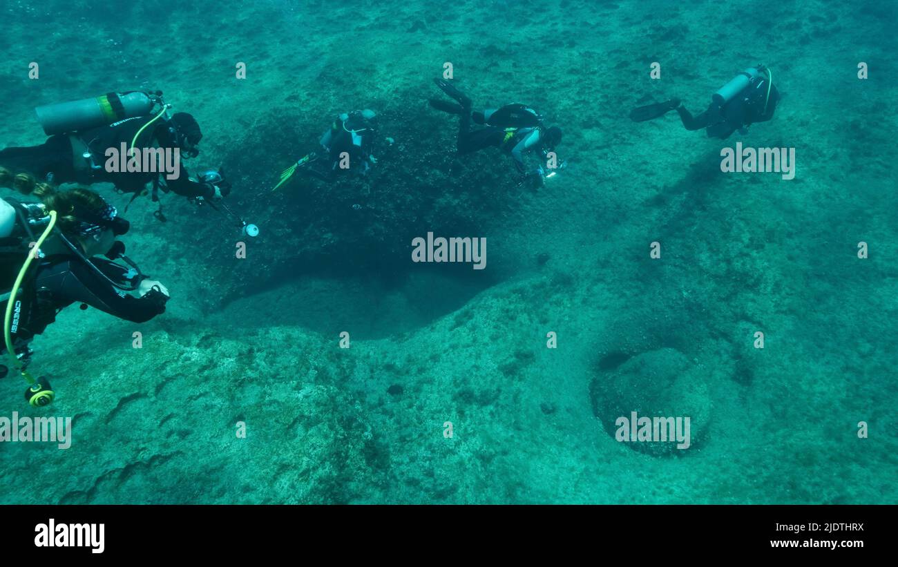 Groupe de plongeurs naques dans l'eau bleue au-dessus du fond rocheux. Mer Méditerranée, Chypre Banque D'Images