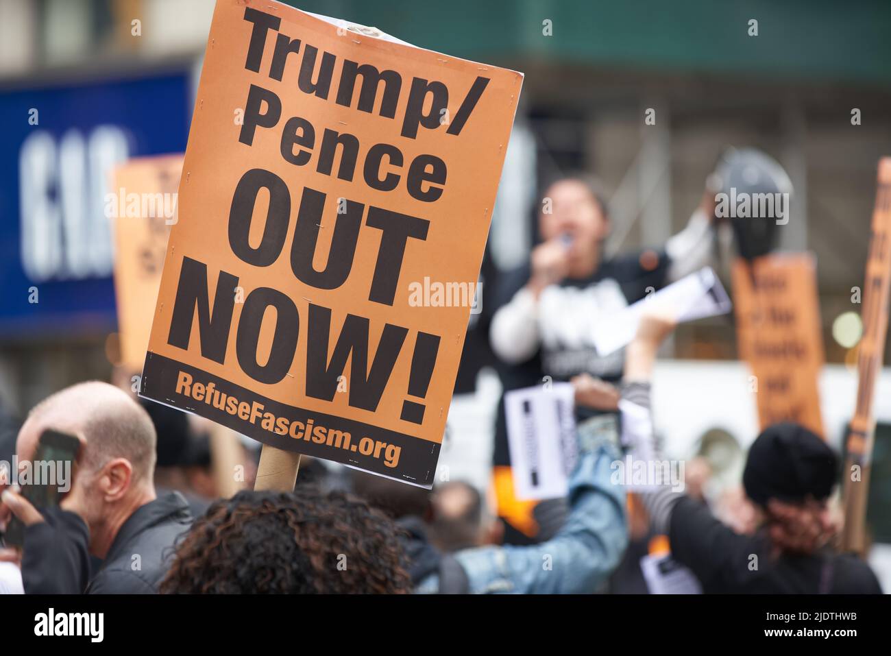 Manhattan, New York, États-Unis - 26 octobre. 2019: Trump proteste à New York, signez avec Trump Pence Out Now écrivant. Banque D'Images
