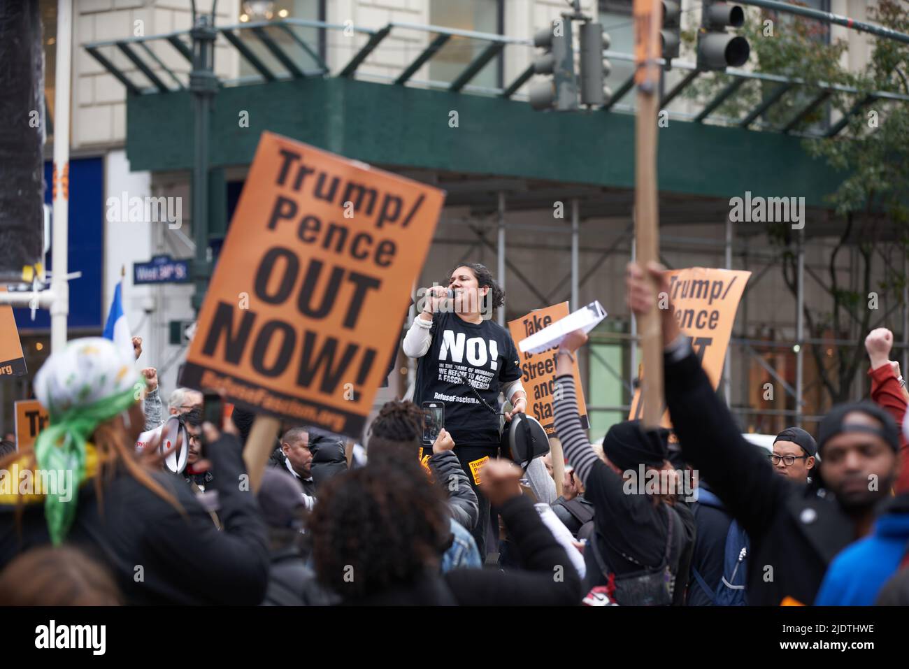 Manhattan, New York, États-Unis - 26 octobre. 2019 : NYC Donald Trump et Mike Pence protestent. Les protestataires. Femme sur le podium. Banque D'Images