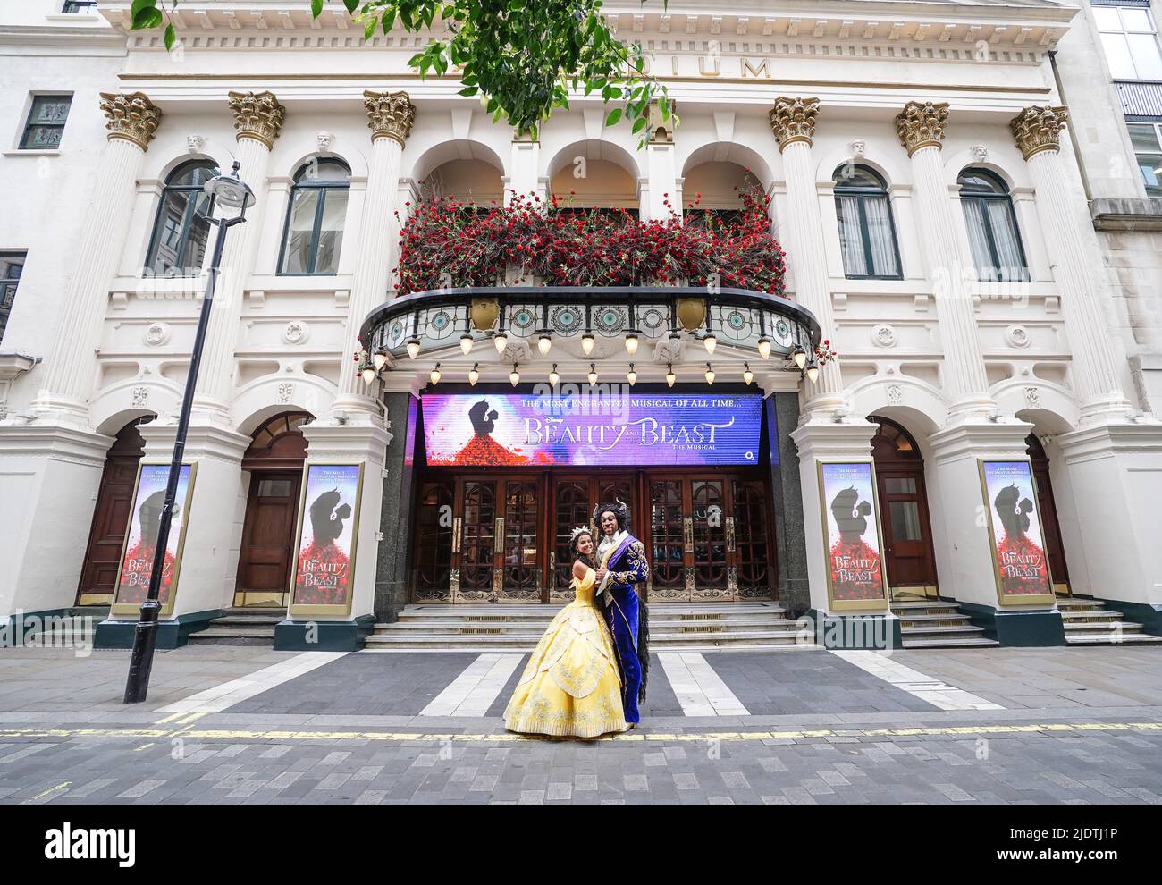 Courtney Stapleton, Belle, et Shaq Taylor, The Beast, lors d'un appel photo pour la production West End de Disney de Beauty and the Beast, au London Palladium. Date de la photo: Jeudi 23 juin 2022. Banque D'Images