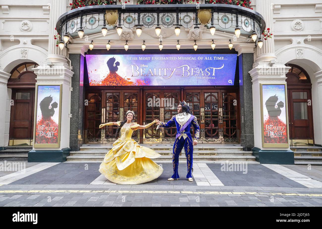 Courtney Stapleton, Belle, et Shaq Taylor, The Beast, lors d'un appel photo pour la production West End de Disney de Beauty and the Beast, au London Palladium. Date de la photo: Jeudi 23 juin 2022. Banque D'Images