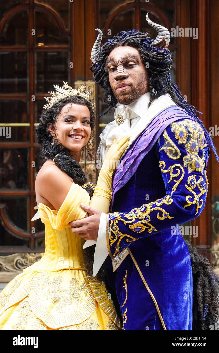 Courtney Stapleton, Belle, et Shaq Taylor, The Beast, lors d'un appel photo pour la production West End de Disney de Beauty and the Beast, au London Palladium. Date de la photo: Jeudi 23 juin 2022. Banque D'Images