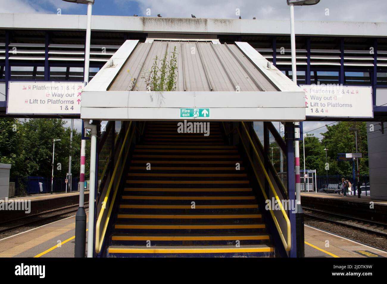 Escalier de la gare de Harpenden vers et depuis la plate-forme, Hertfordshire, Angleterre Royaume-Uni Banque D'Images