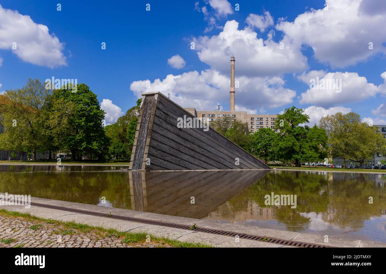 Berlin, Allemagne: 14 mai 2022: Le monument pour le mur de Berlin a changé en une cascade. Berlin, Allemagne Banque D'Images