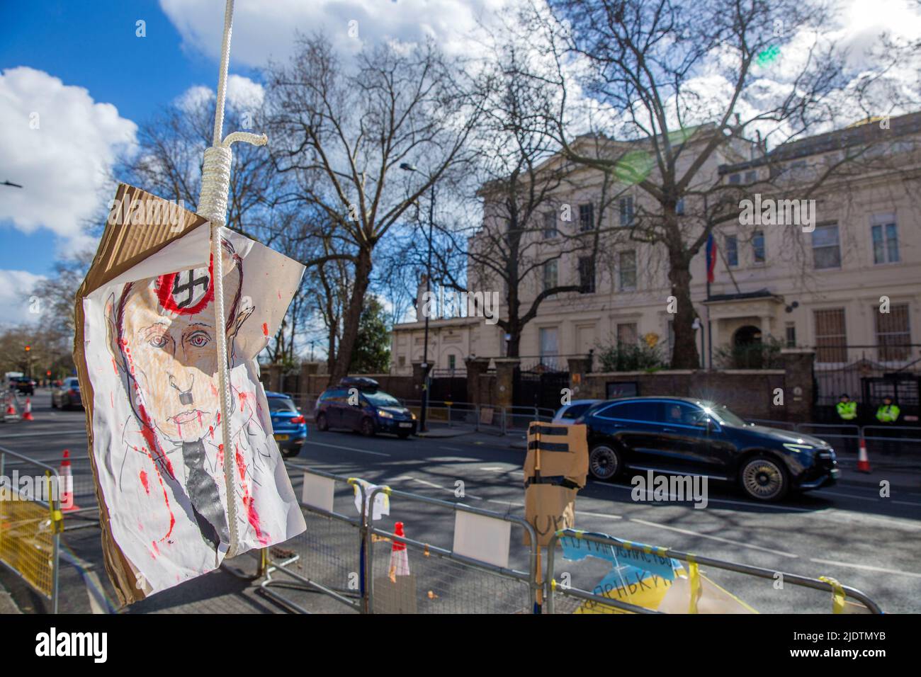 Des pancartes et des affiches contre le président russe Vladimir Poutine et son invasion de l'Ukraine sont visibles près de l'ambassade de Russie à Londres. Banque D'Images