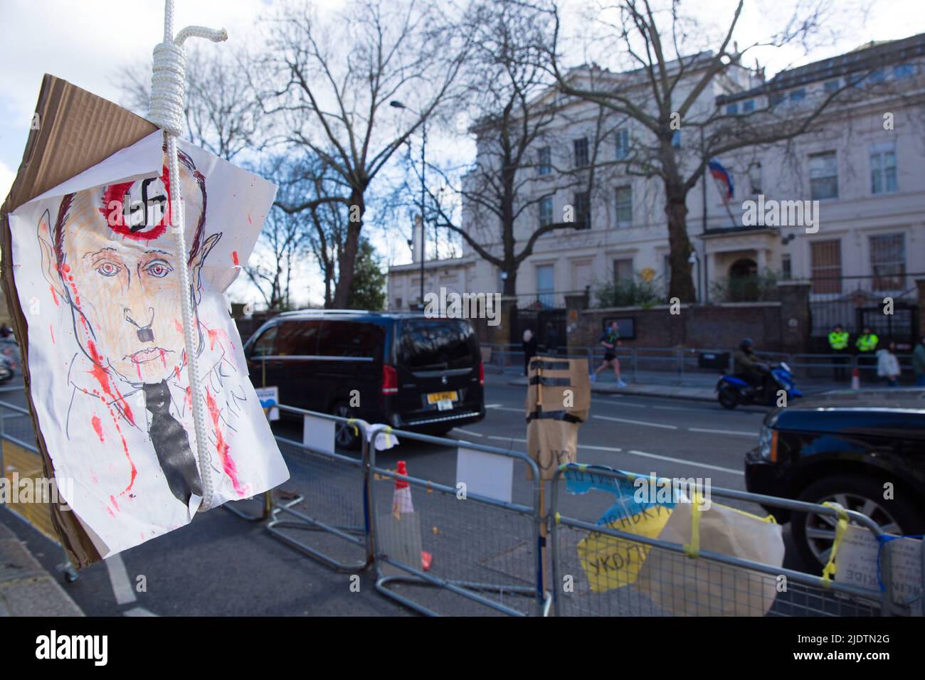 Des pancartes et des affiches contre le président russe Vladimir Poutine et son invasion de l'Ukraine sont visibles près de l'ambassade de Russie à Londres. Banque D'Images