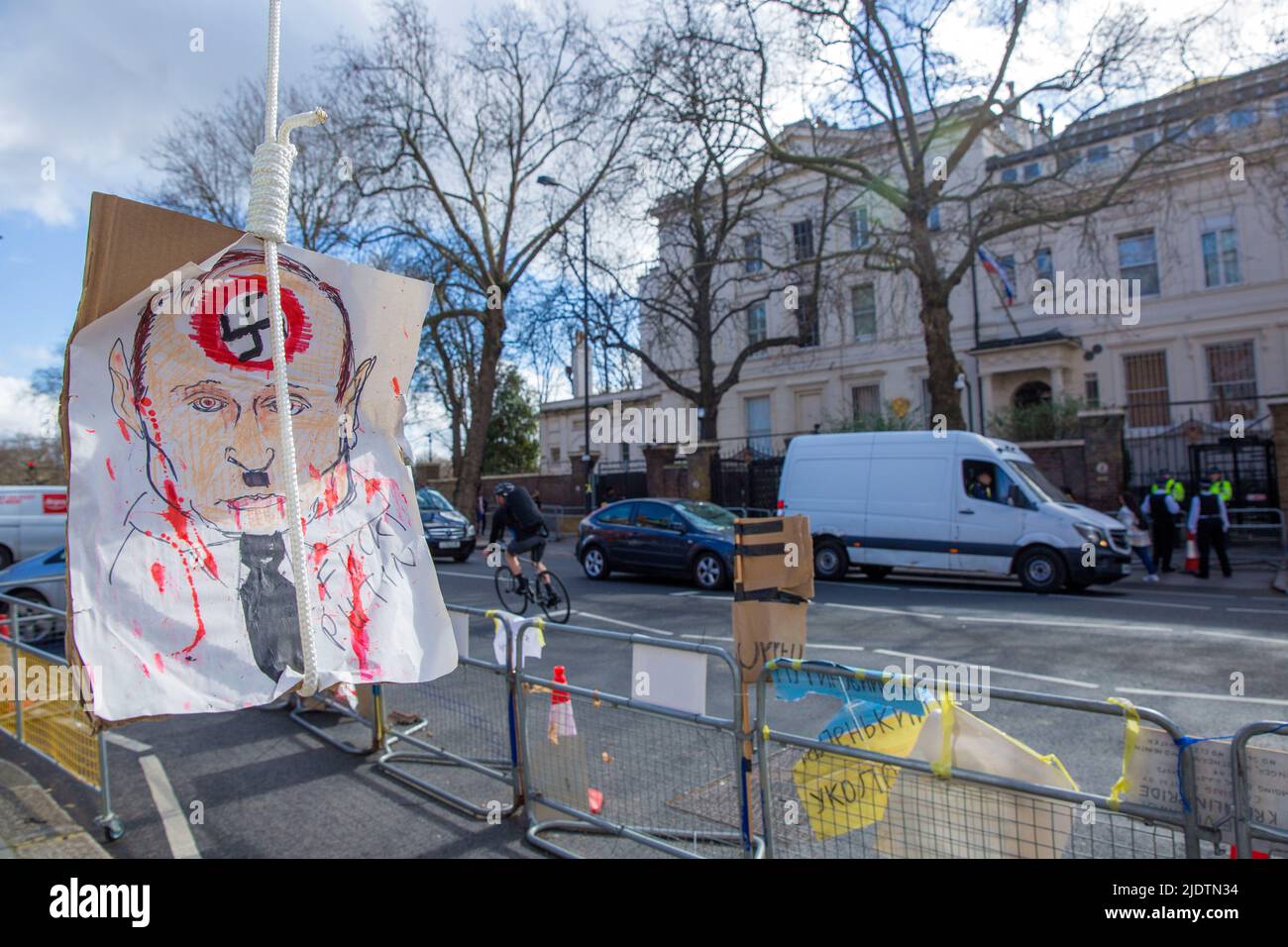 Des pancartes et des affiches contre le président russe Vladimir Poutine et son invasion de l'Ukraine sont visibles près de l'ambassade de Russie à Londres. Banque D'Images