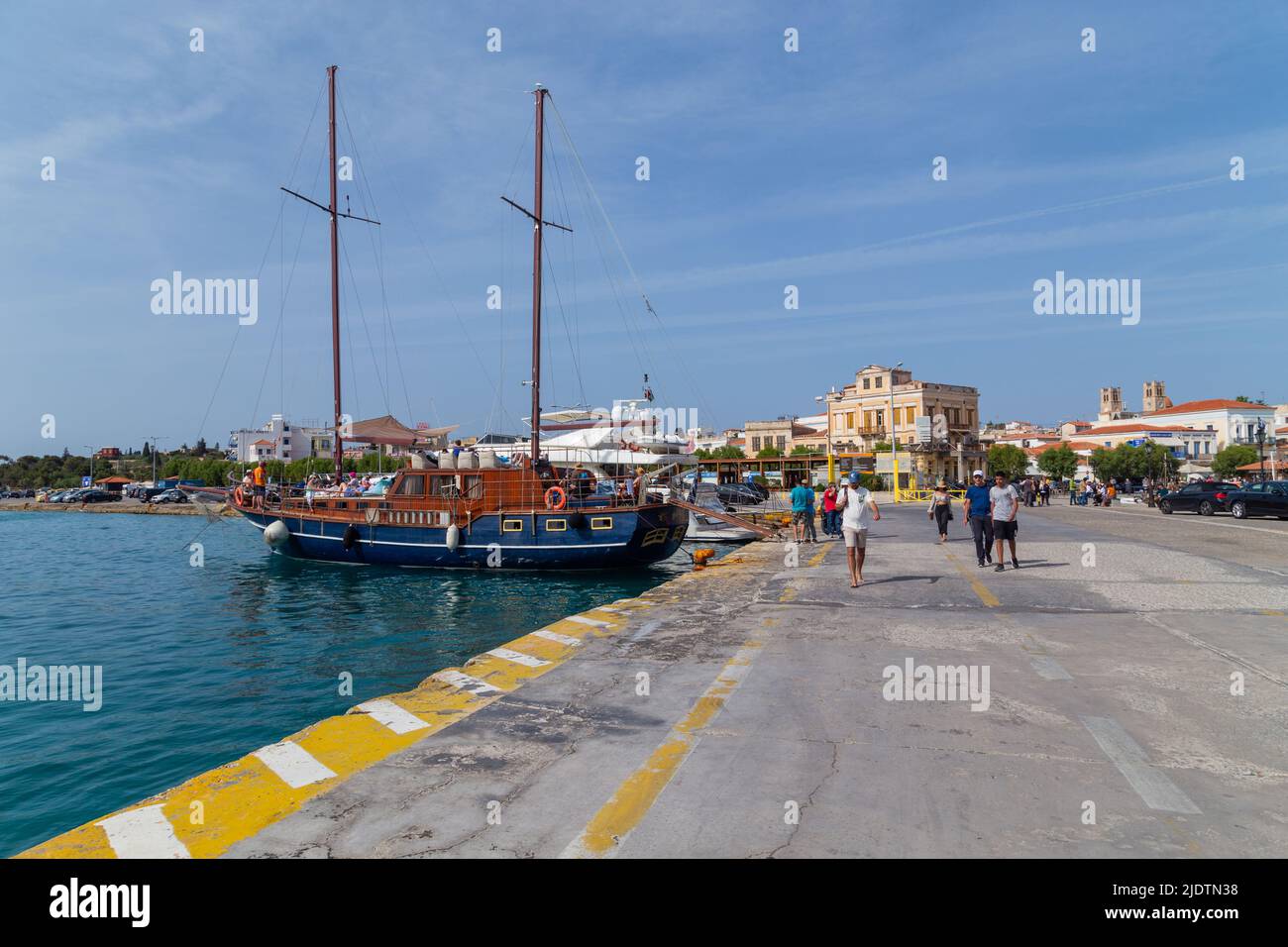 Athènes, Grèce: 06 mai 2022 - ancien bateau à voile pour les touristes dans le port de Pireas Banque D'Images