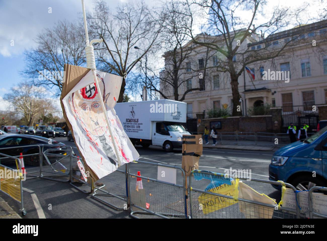 Des pancartes et des affiches contre le président russe Vladimir Poutine et son invasion de l'Ukraine sont visibles près de l'ambassade de Russie à Londres. Banque D'Images