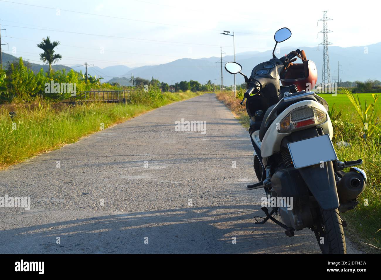 Une moto sur la route parmi les rizières au Vietnam Banque D'Images