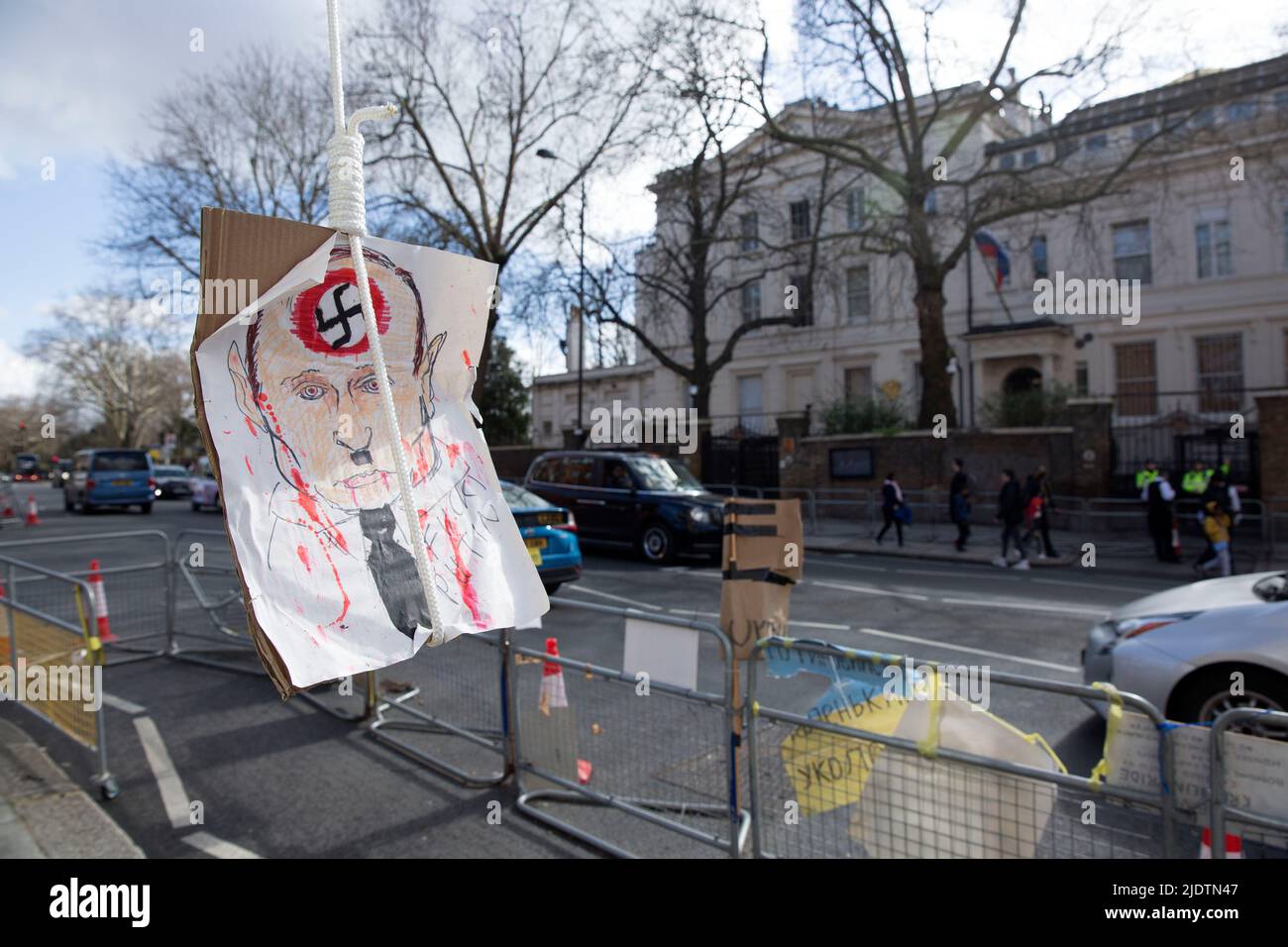 Des pancartes et des affiches contre le président russe Vladimir Poutine et son invasion de l'Ukraine sont visibles près de l'ambassade de Russie à Londres. Banque D'Images