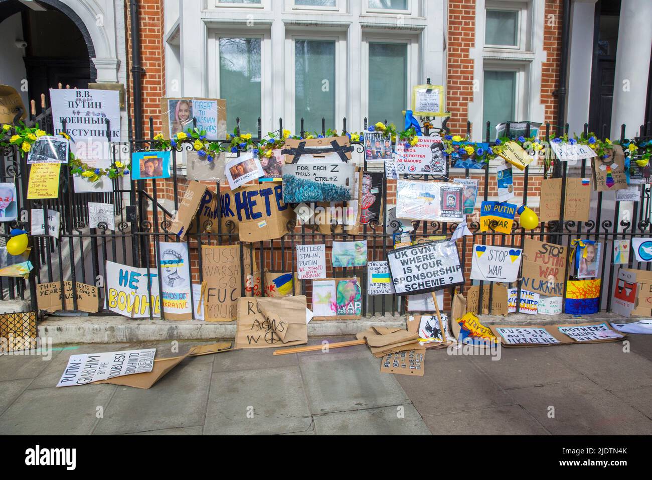 Les messages contre le Président russe Vladimir Poutine et son invasion de l'Ukraine et son soutien à l'Ukraine sont vus près de l'ambassade de Russie à Londres. Banque D'Images