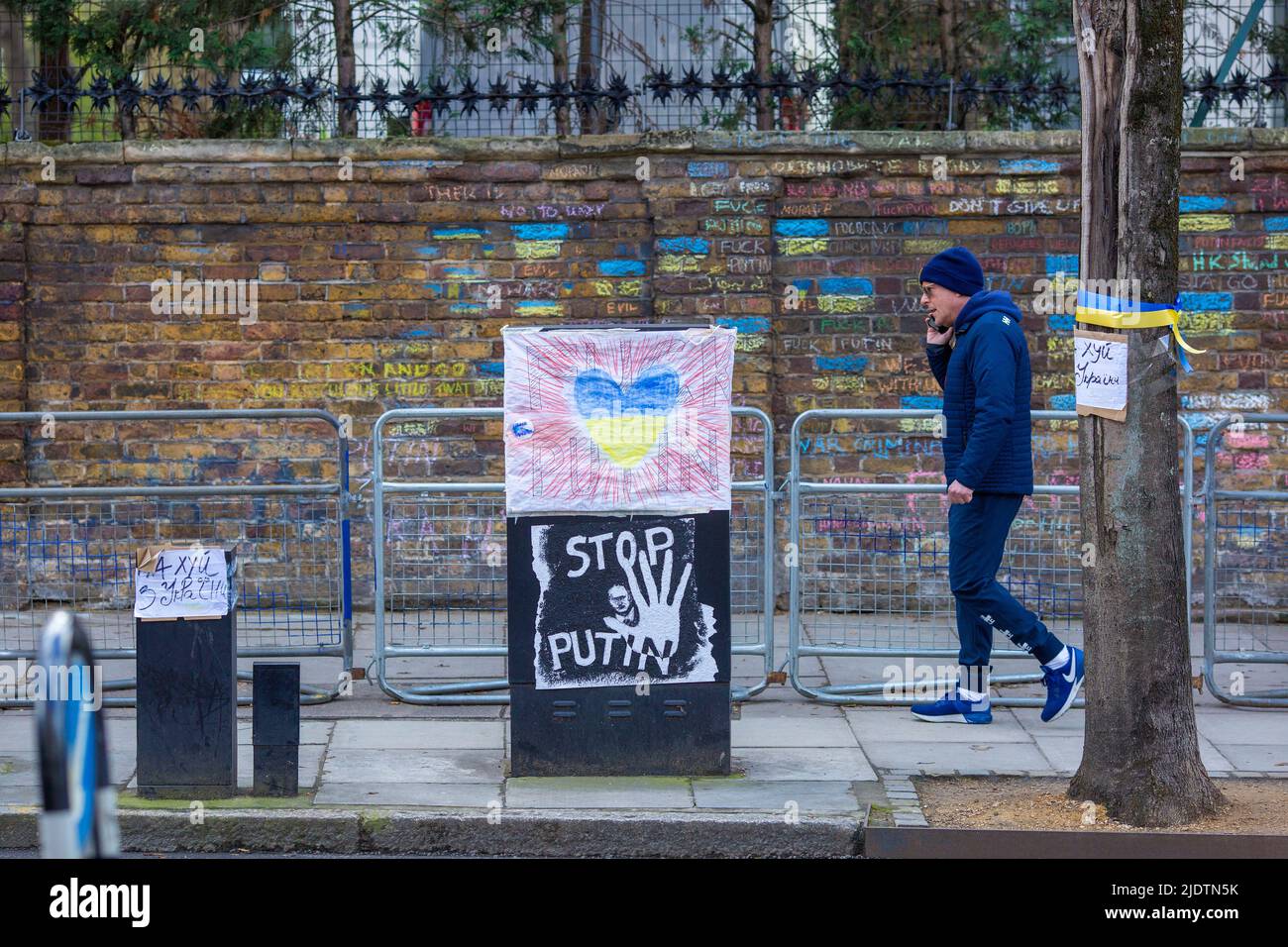 Les messages contre le Président russe Vladimir Poutine et son invasion de l'Ukraine et son soutien à l'Ukraine sont vus près de l'ambassade de Russie à Londres. Banque D'Images