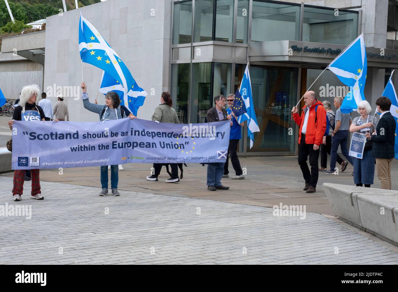 Holyrood, Édimbourg, Royaume-Uni. 23rd juin 2022. Les partisans de l'indépendance écossaise et de l'Union européenne à l'extérieur des édifices du Parlement à Holyrood. &Copy; Credit: Cameron Cormack/Alay Live News Banque D'Images