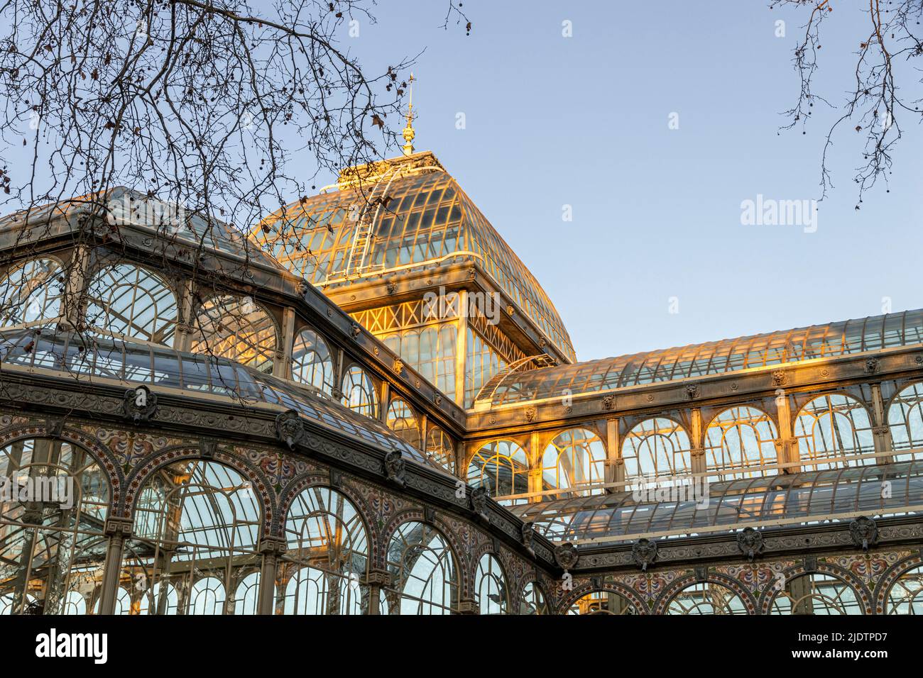 Madrid, Espagne. Le Palacio de Cristal del Retiro (Retratment Park Glass ou Crystal Palace), une véranda située dans le parc Buen Retiro, une partie de Reina Banque D'Images Madrid, Espagne. Le Palacio de Cristal del Retiro (Retratment Park Glass ou Crystal Palace), une véranda située dans le parc Buen Retiro, une partie de Reina Banque D'Images