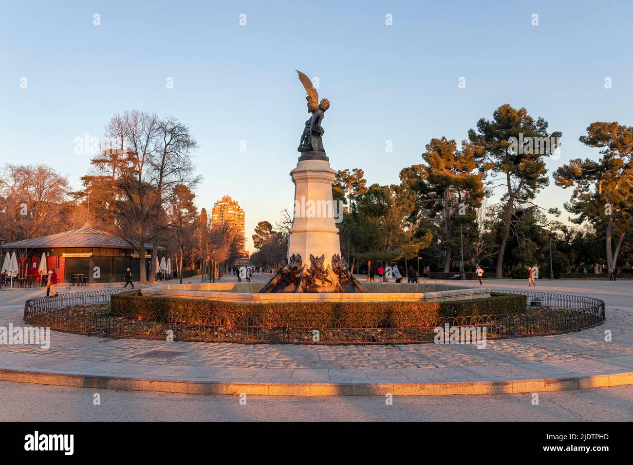 Madrid, Espagne. Le Fuente del Angel Caido (Monument de l'Ange déchu), une fontaine située dans le parc Buen Retiro Banque D'Images