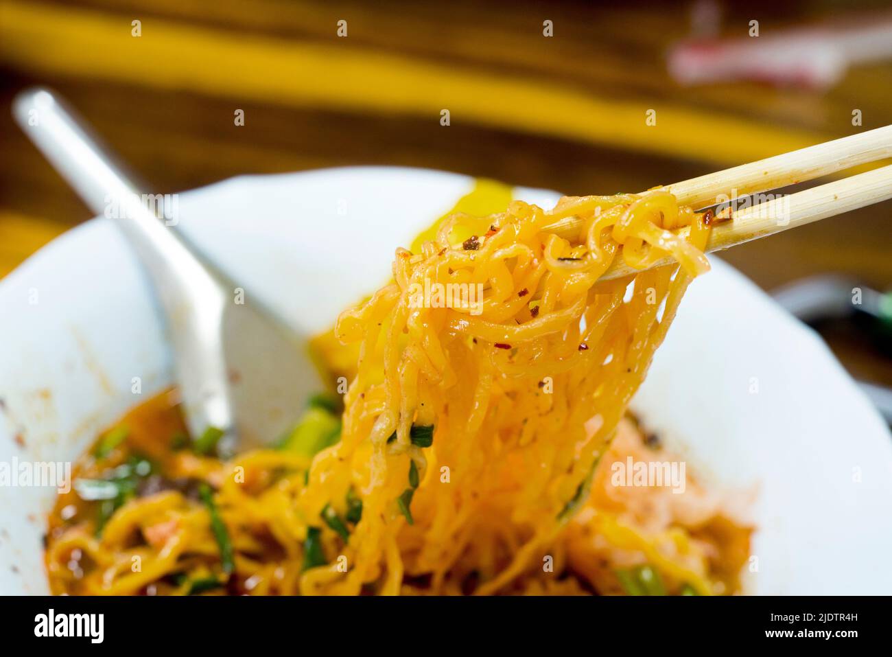 pinces de nouilles ramen avec baguettes Banque D'Images