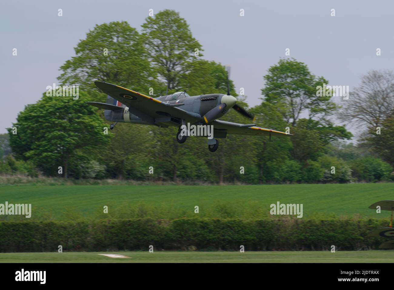 Shuttleworth Collection, Supermarine Spitfire VC, AR501, G-AWII, atterrissage à Old Warden, Biggleswade, Bedfordshire, Angleterre, Banque D'Images