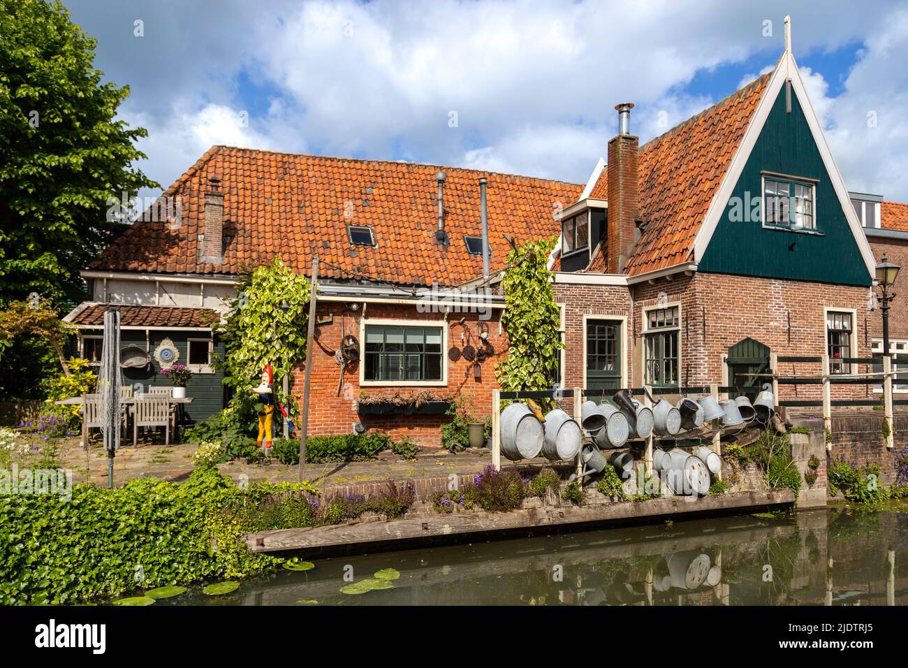 Présentation de vieux seaux galvanisés, des baignoires, des arrosoirs, des cutles de charbon émaillé et des sabots en bois dans le vieux centre d'Edam, en Hollande-du-Nord, aux pays-Bas. Banque D'Images