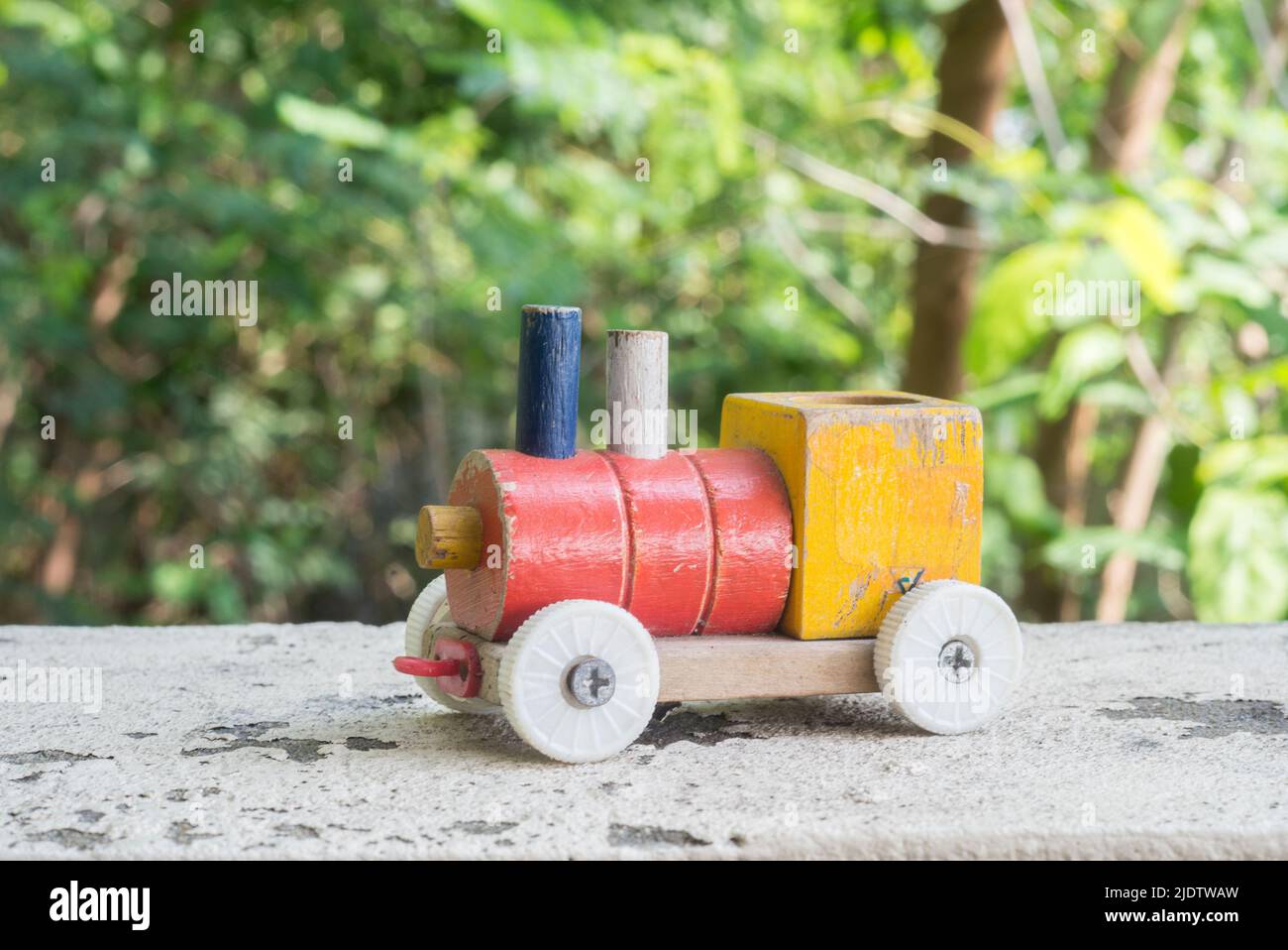 Train de jouets pour enfants en bois Banque D'Images