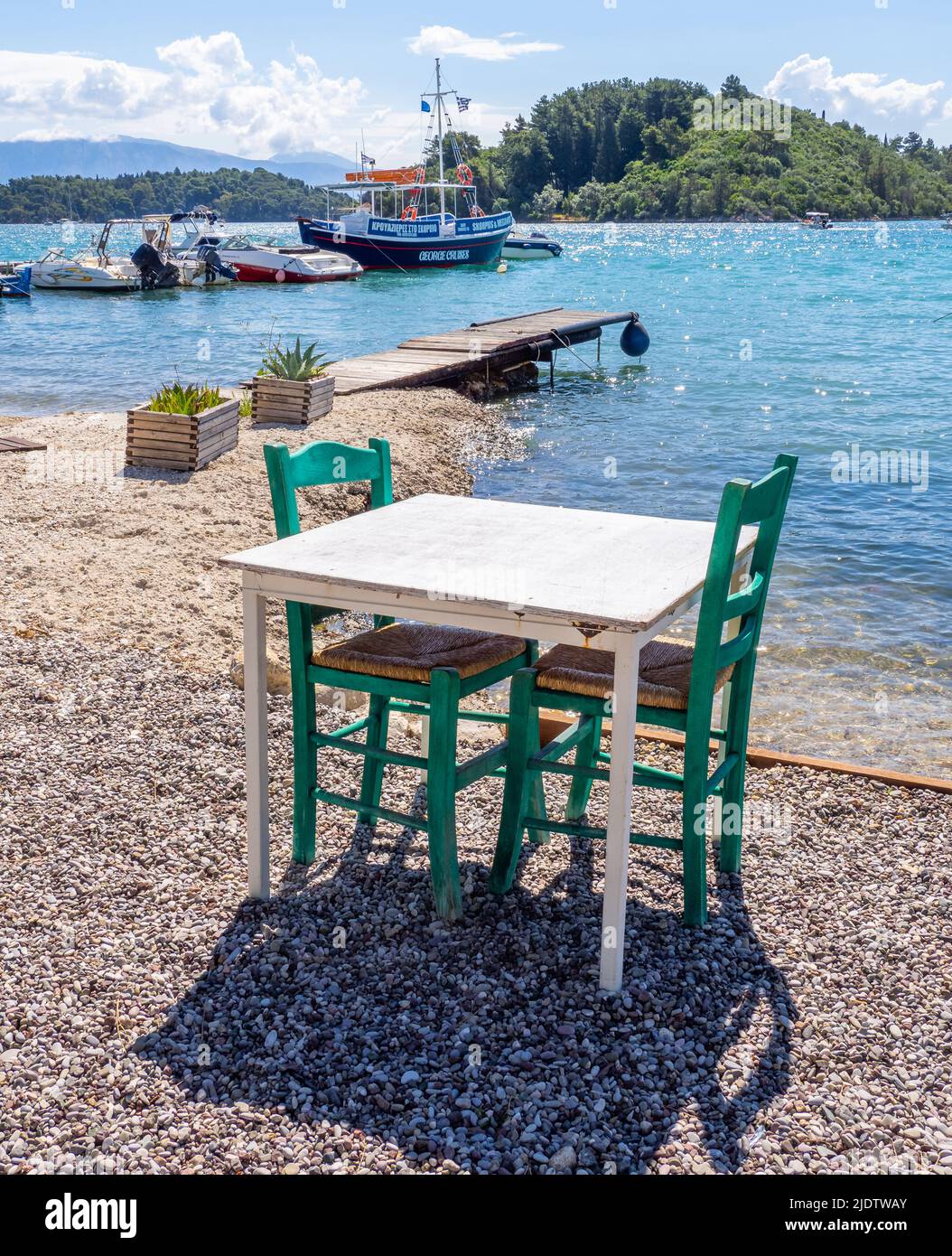 Table pour deux au bord de la mer à la baie de Vlichou près de Nidri sur Lefkada dans les îles Ioniennes de Grèce Banque D'Images