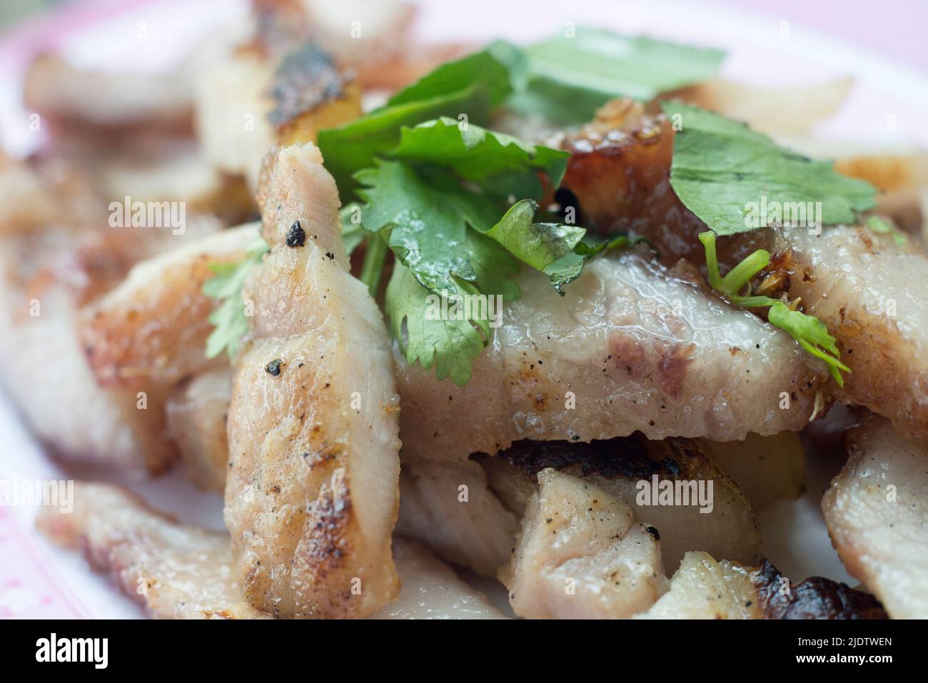 Assiette de porc rôtie sur la table Banque D'Images