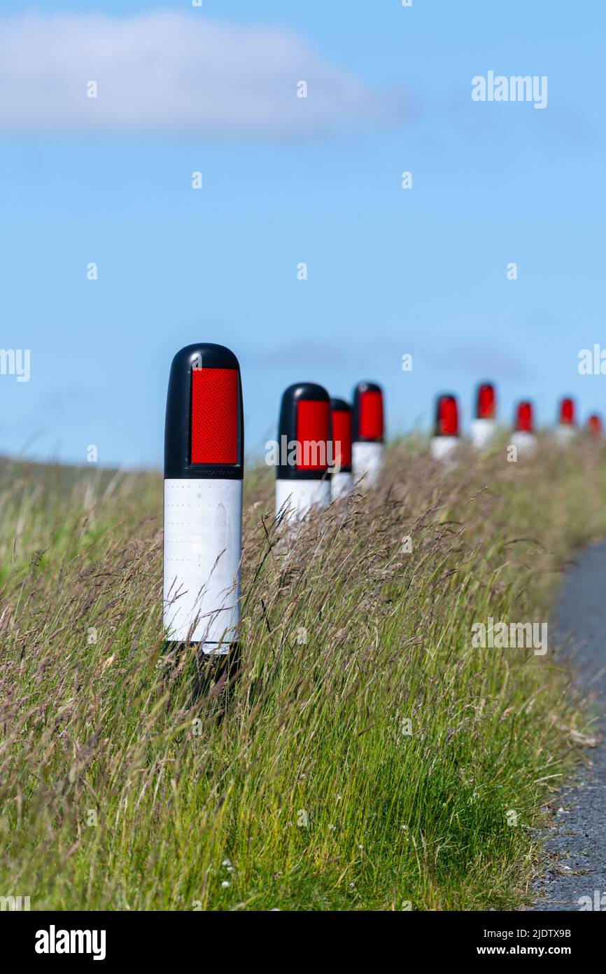 Vergemaster RX passive Road Marker posts de Glasdon UK, avec des panneaux réfléchissants qui marquent le bord de la route et se plient en toute sécurité en cas de choc. Angleterre Royaume-Uni Banque D'Images