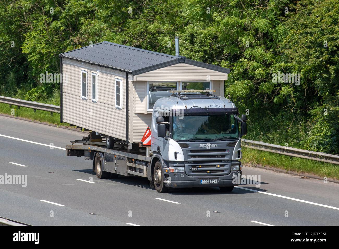 2009 jaune camion diesel Scania P 220 DB 4x2 CRC 8867cc ; conduite sur l'autoroute M61, Manchester, Royaume-Uni Banque D'Images