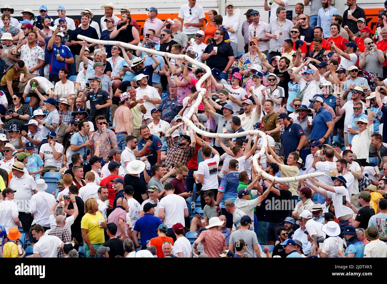 Les fans dans les stands font un serpent de bière de gobelets vides pendant le premier jour du troisième LV= Insurance Test Series match au stade Emerald Headingley, Leeds. Date de la photo: Jeudi 23 juin 2022. Banque D'Images