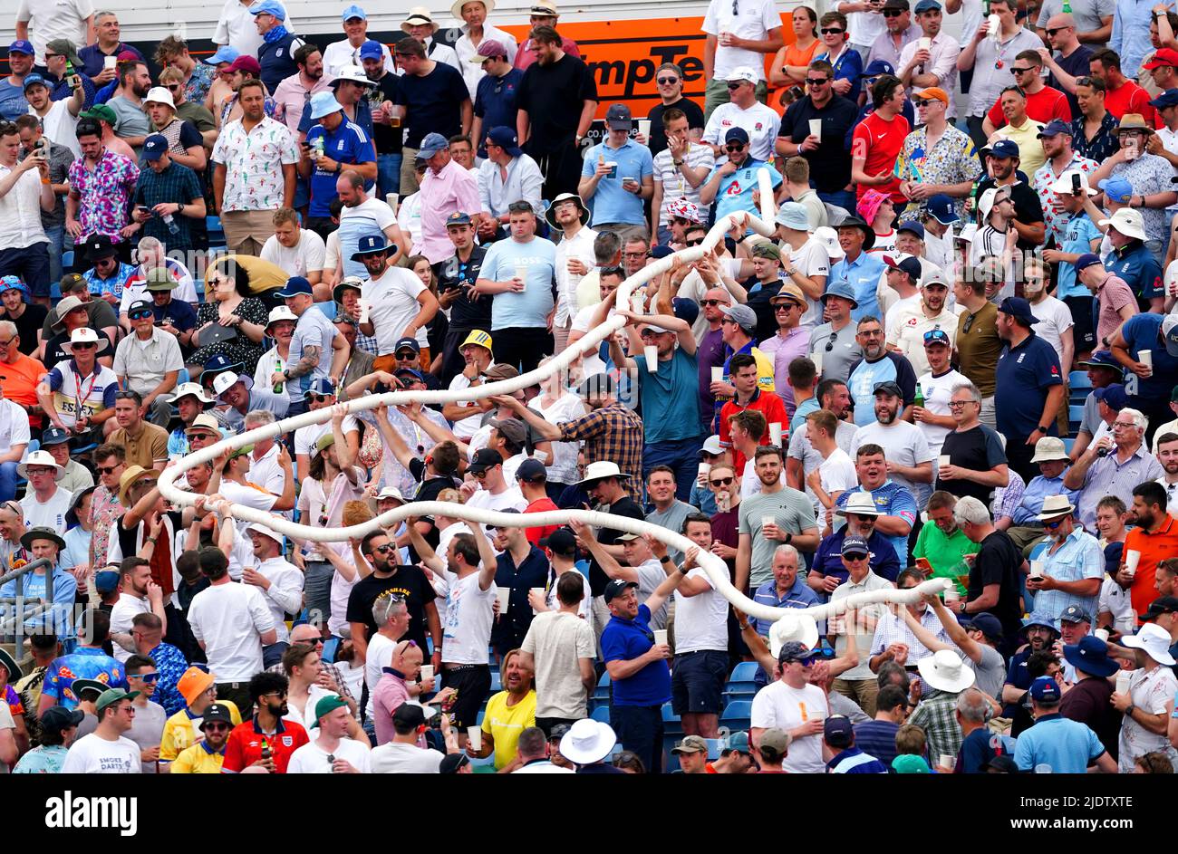 Les fans dans les stands font un serpent de bière de gobelets vides pendant le premier jour du troisième LV= Insurance Test Series match au stade Emerald Headingley, Leeds. Date de la photo: Jeudi 23 juin 2022. Banque D'Images