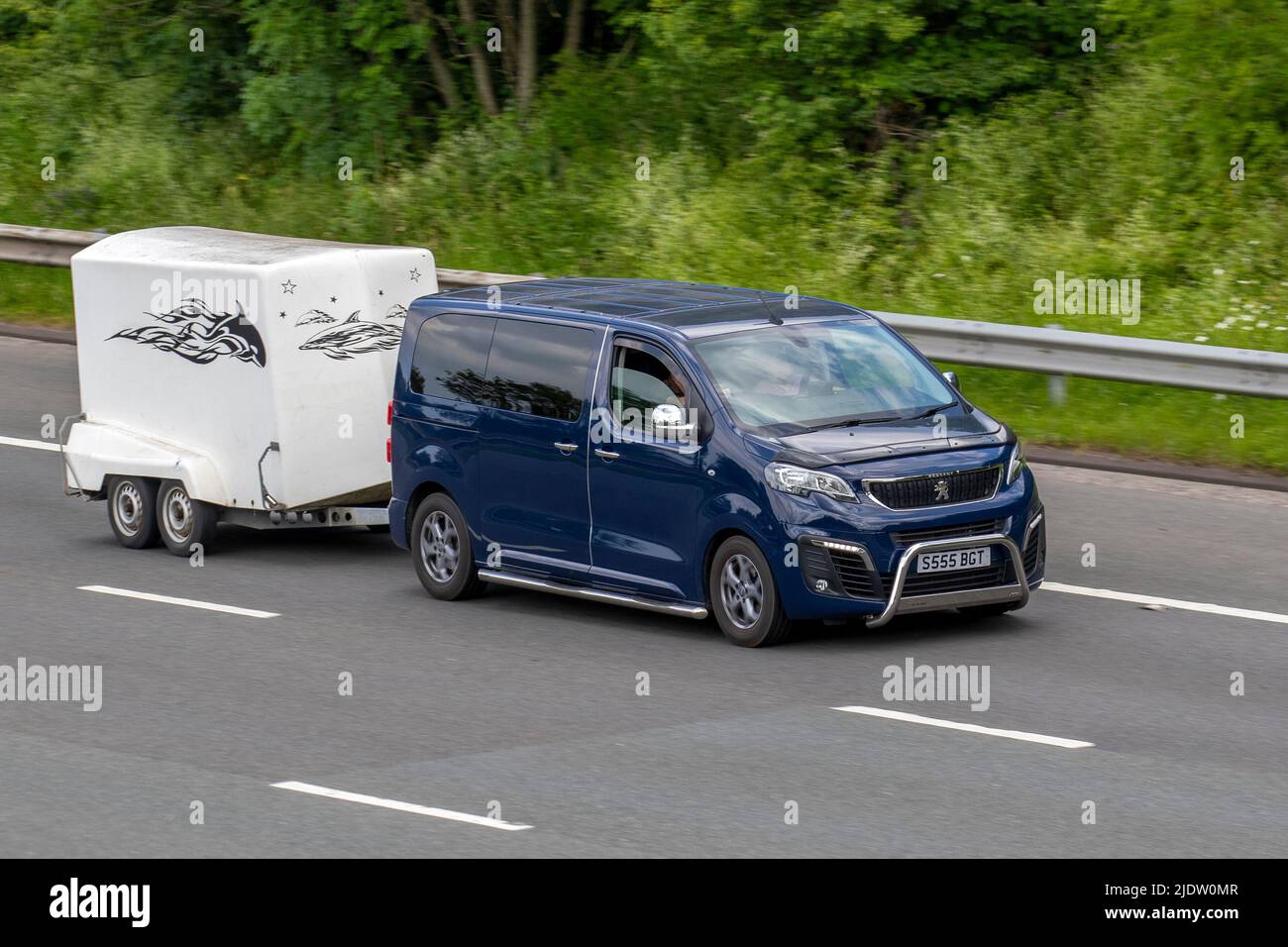 2018 bleu Peugeot Traveller B0Ness Stand Bhdi sa, 1,6 BlueHDi Business Standard VMP MWB Euro 6 tractant une petite remorque à deux roues ; sur l'autoroute M61, Manchester, Royaume-Uni Banque D'Images