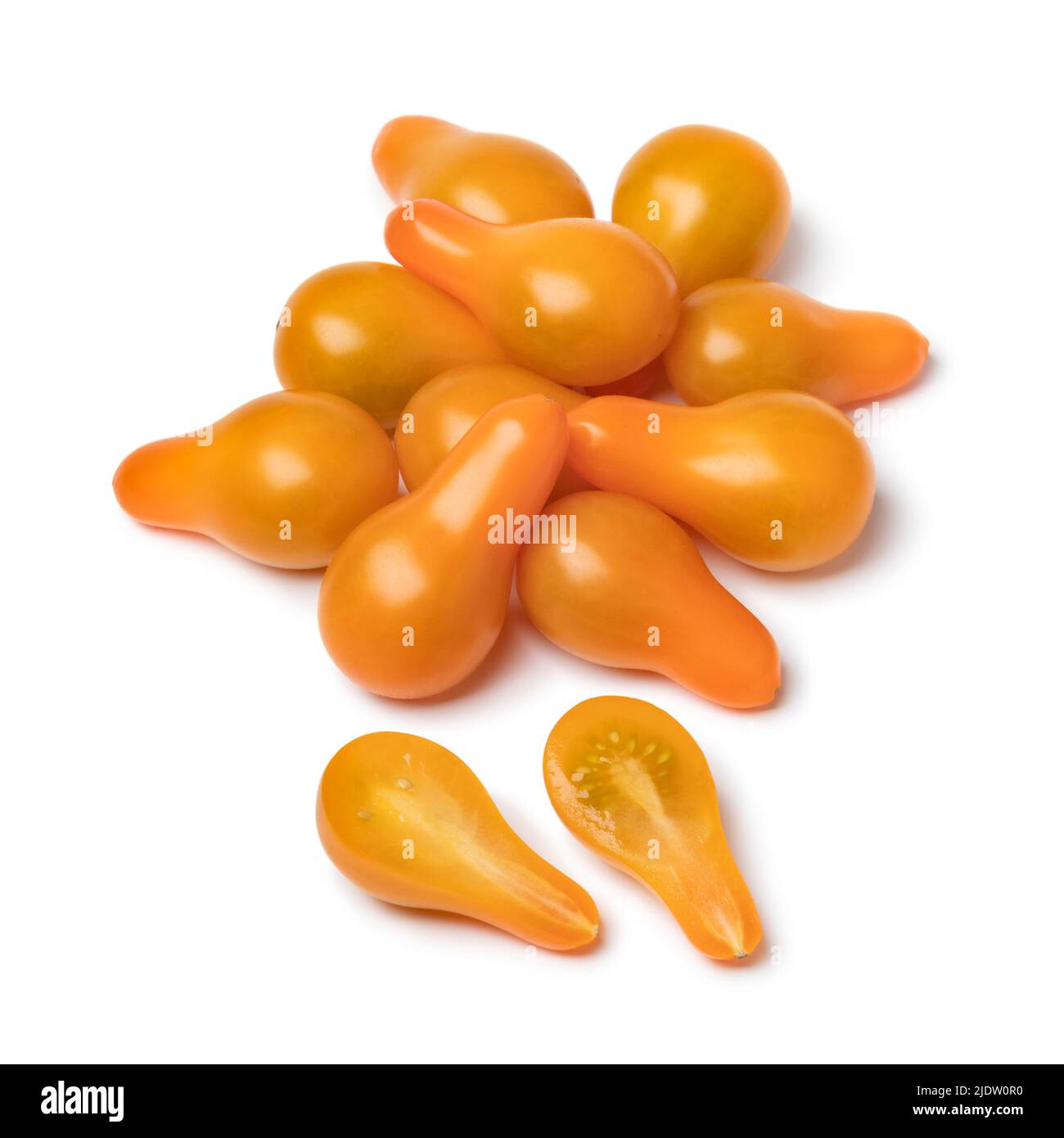 Tas de tomates jaunes entières et coupées en deux isolées sur fond blanc de près Banque D'Images