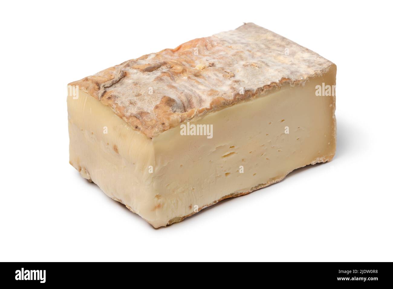 Morceau de fromage italien Taleggio de gros plan isolé sur fond blanc Banque D'Images